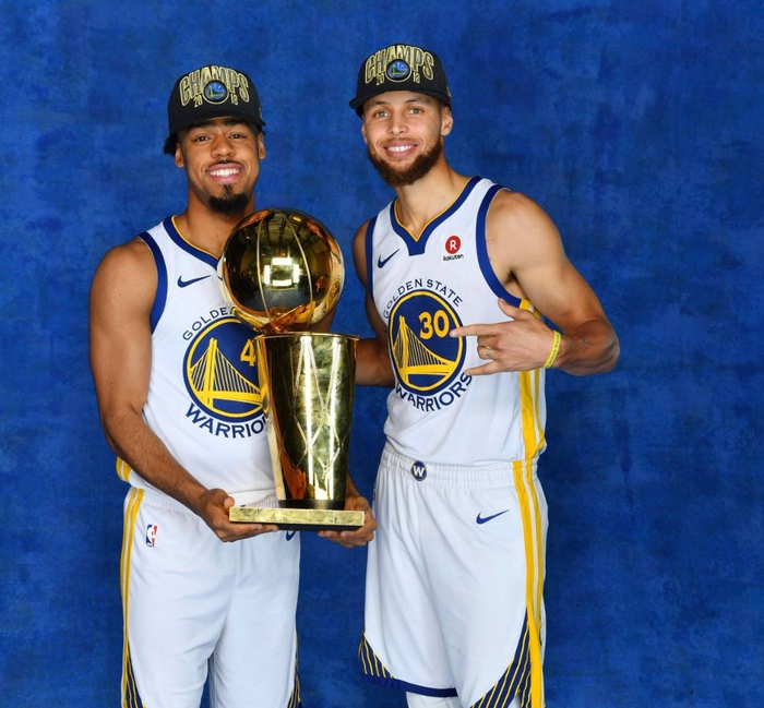 库里疑似被犯规未响哨 随手一抛仍然命中